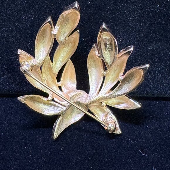 2 vtg Trifari Broochs Pins gold tone brushed textured Elegant Evening  - JW1475 - Picture 4 of 14